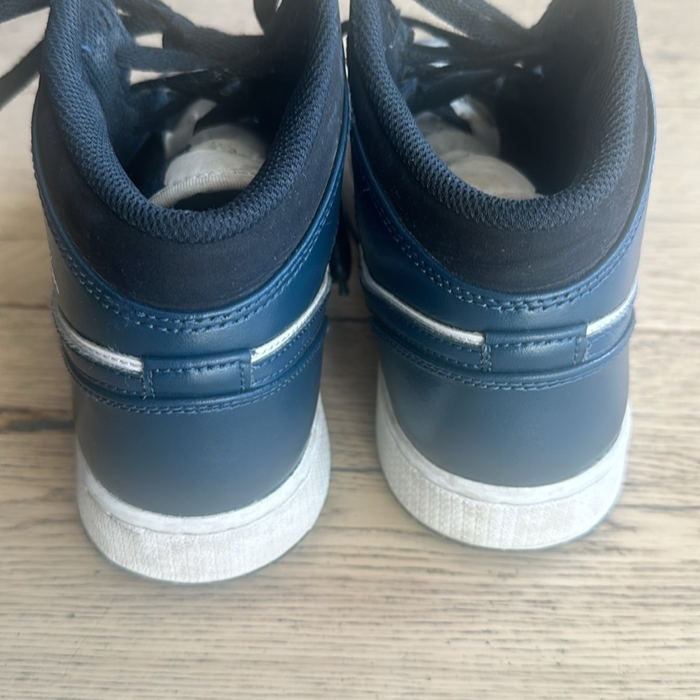 Air Jordan Mid - Picture 3 of 5